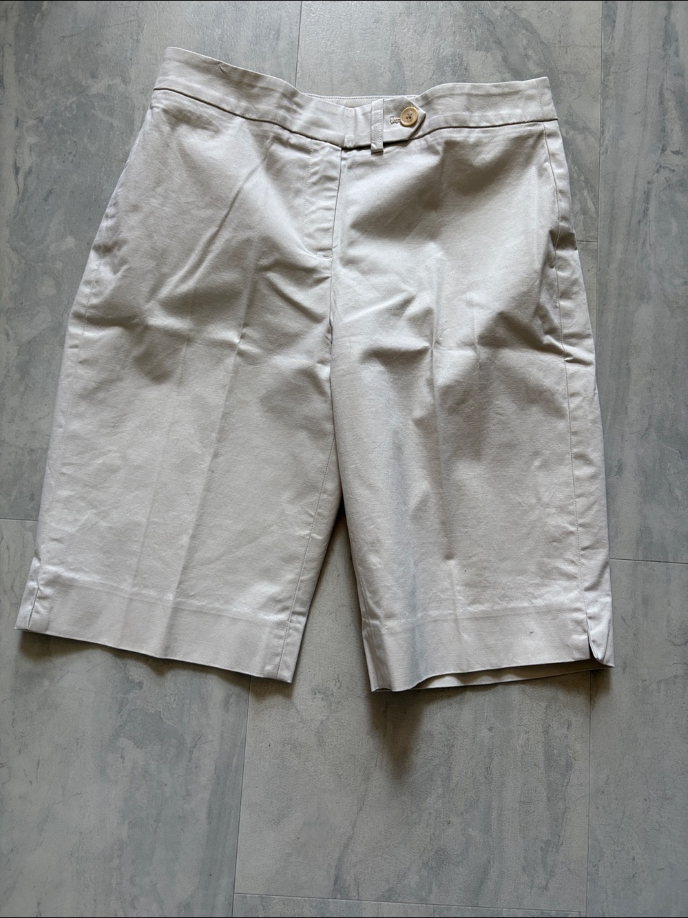 Jones New York  Bermuda shorts khaki  stretch  women’s size 6